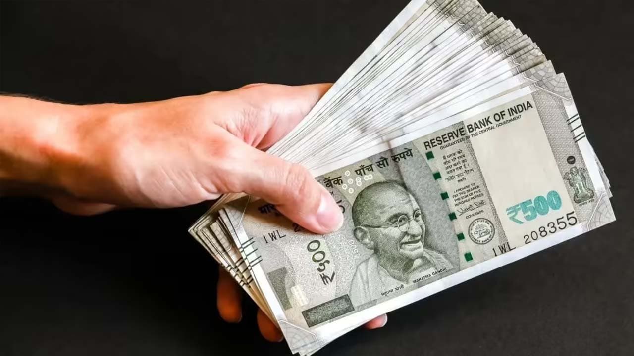 Investing Rs 10000 per month in a SIP or Rupees one lakh twenty thousand in One Time which will give higher returns