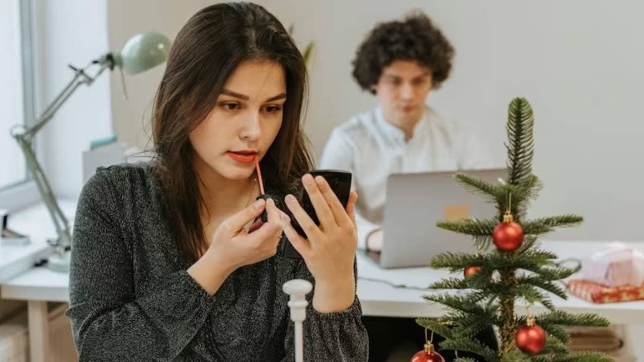 Follow these tips to stay your makeup intact during Christmas