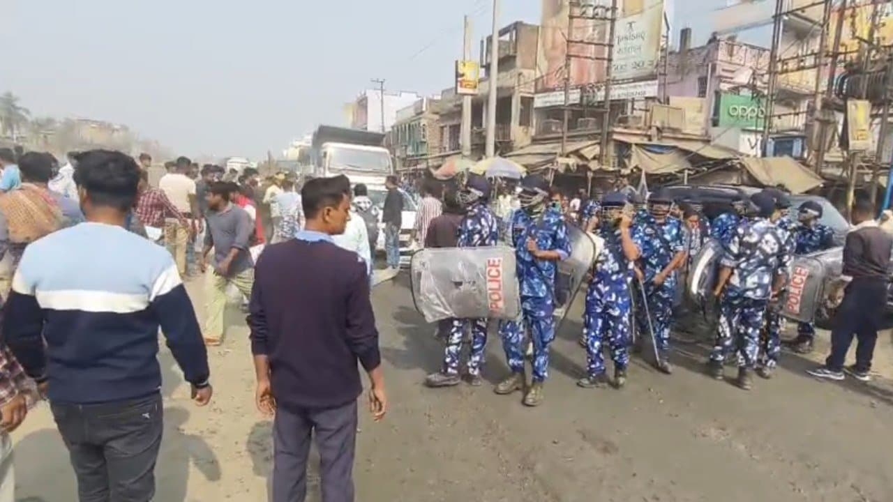 Murshidabad migrant worker died protest erupts in Beldanga again train service halted on Sealdah Lalgola route