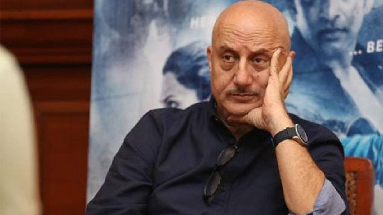 Anupam Kher gifts smartphone to security guard after he asks for selfie 
