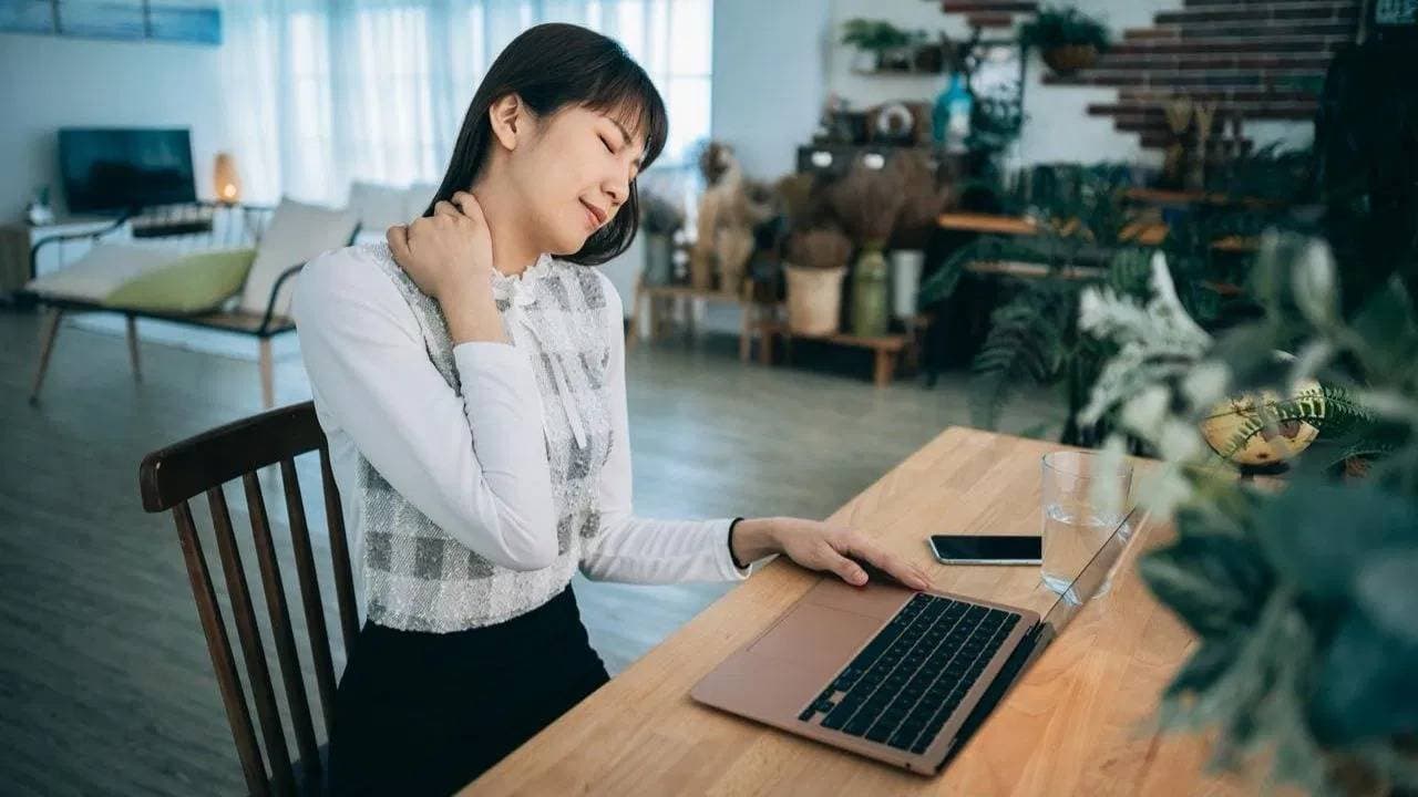 Improve these habits to prevent neck and eye problem due to excessive Mobile Laptop use