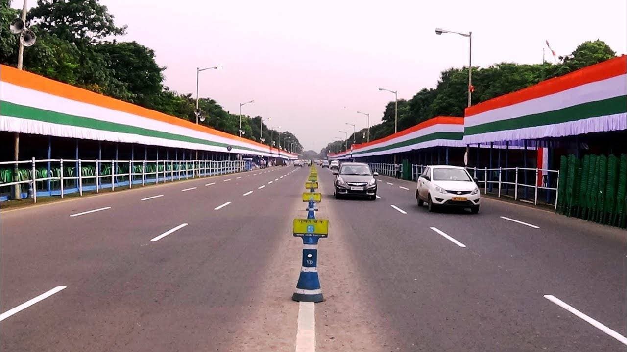 Speeding car enters in the republc day rehersal in red road 