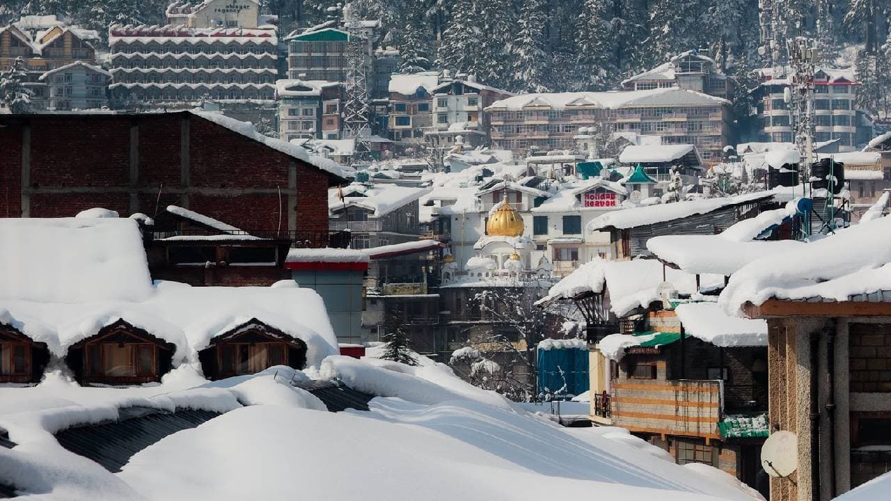 Heavy snowfall traps tourists in Manali vehicles stranded for hours