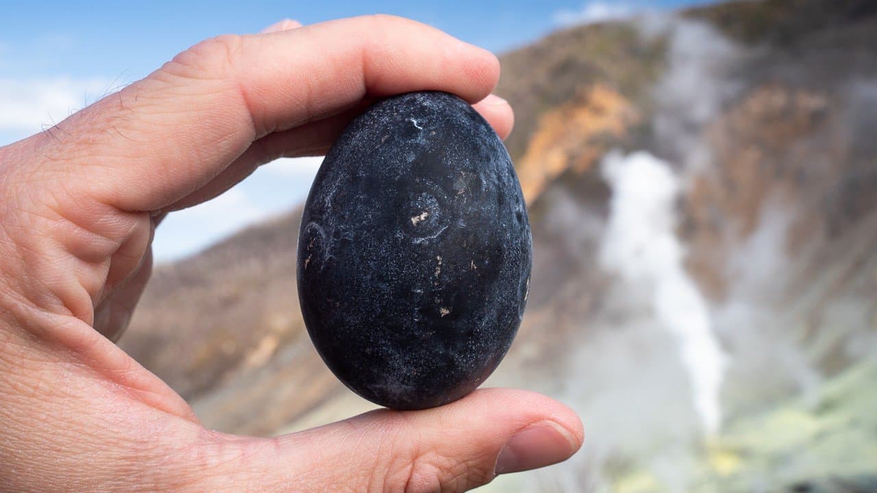 People believes that the black eggs of Japan s Owakudani adds seven years to life