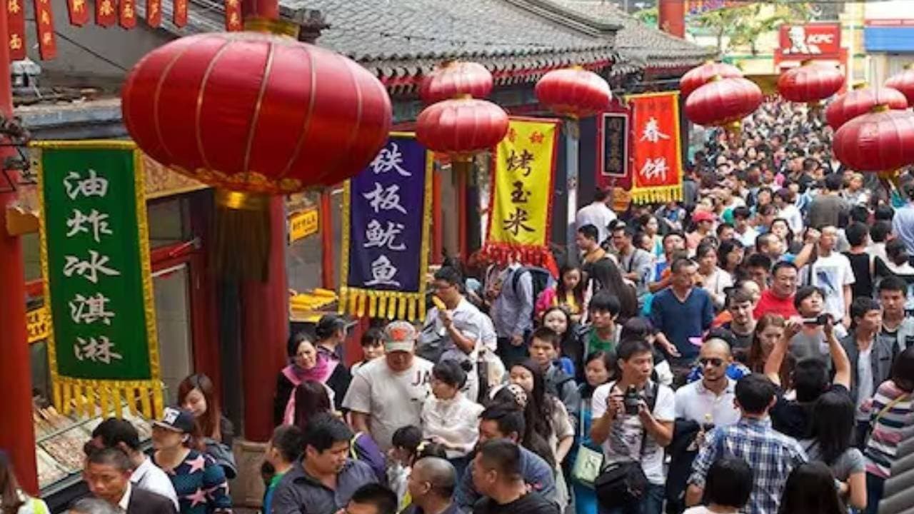 Chinese population hits record drop
