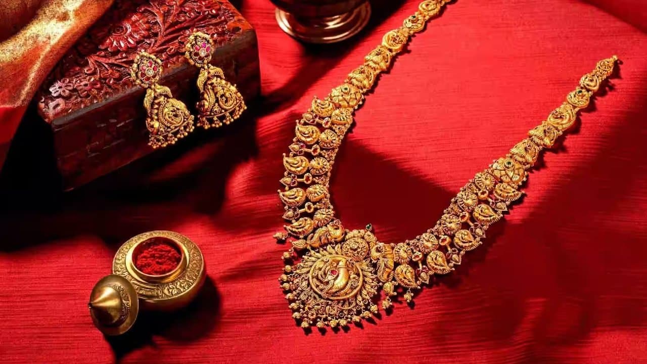 Gold price huge change in one day check 22 and 24 carat gold price in kolkata on 19january