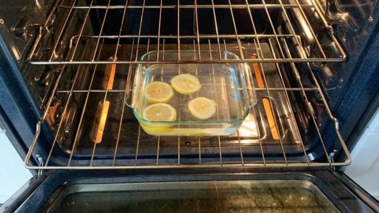 This simple lemon trick can remove bad smells from oven without chemical 