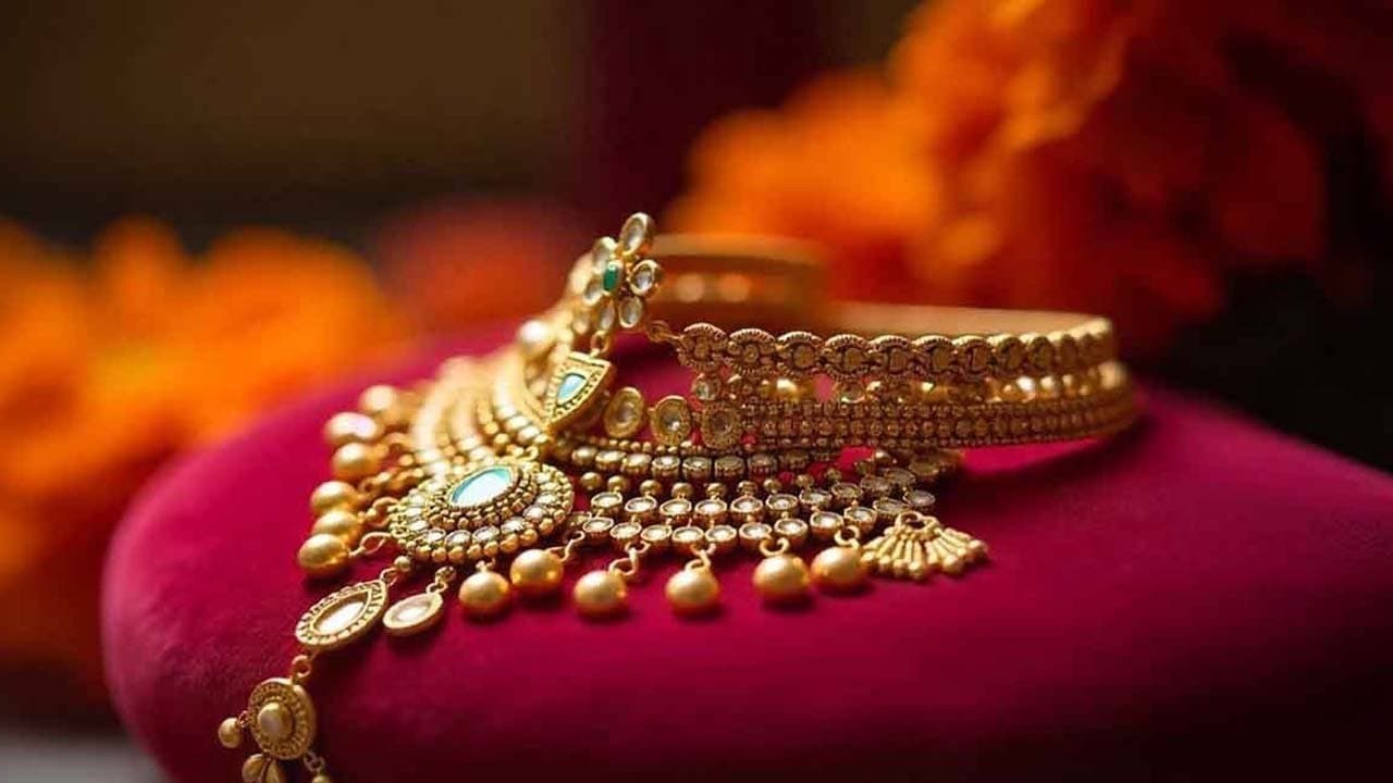 Gold Price On New Year: Today 22 And 24 Carat gold Price Huge Rises In Kolkata on  29 01 2026