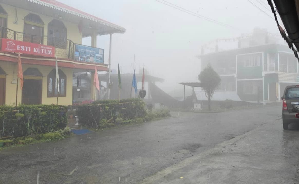 Dense Fog Snowfall In North Bengal Tourists Enjoying Bone Chilling Cold