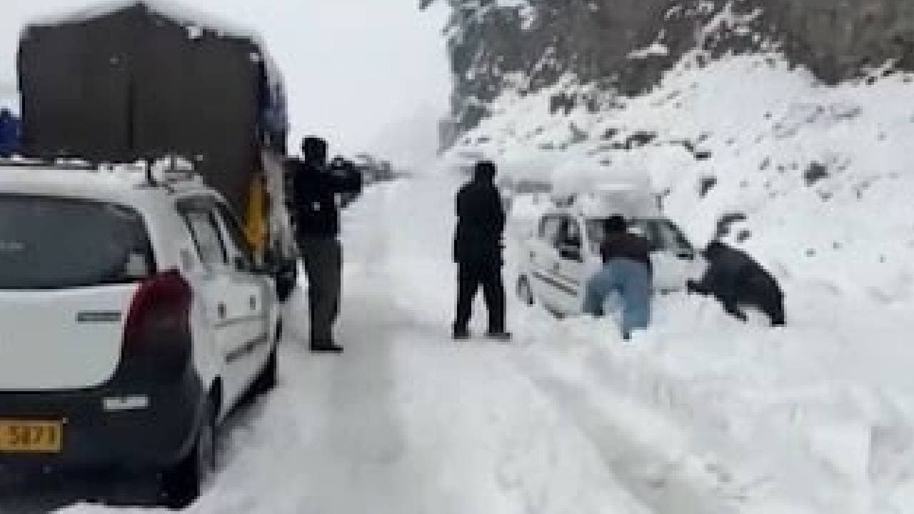835 Roads Shut Orange Alert Issued For More Snowfall in Himachal Pradesh 