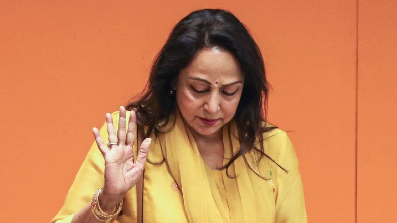 Hema Malini confronted by bystanders at the BMC Elections