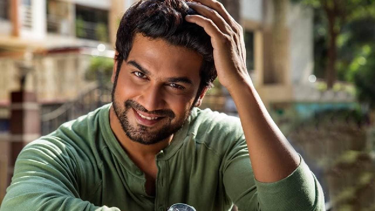 Popular Bollywood Actor Sharad Kelkar says his commanding voice sometimes comes as a disadvantage