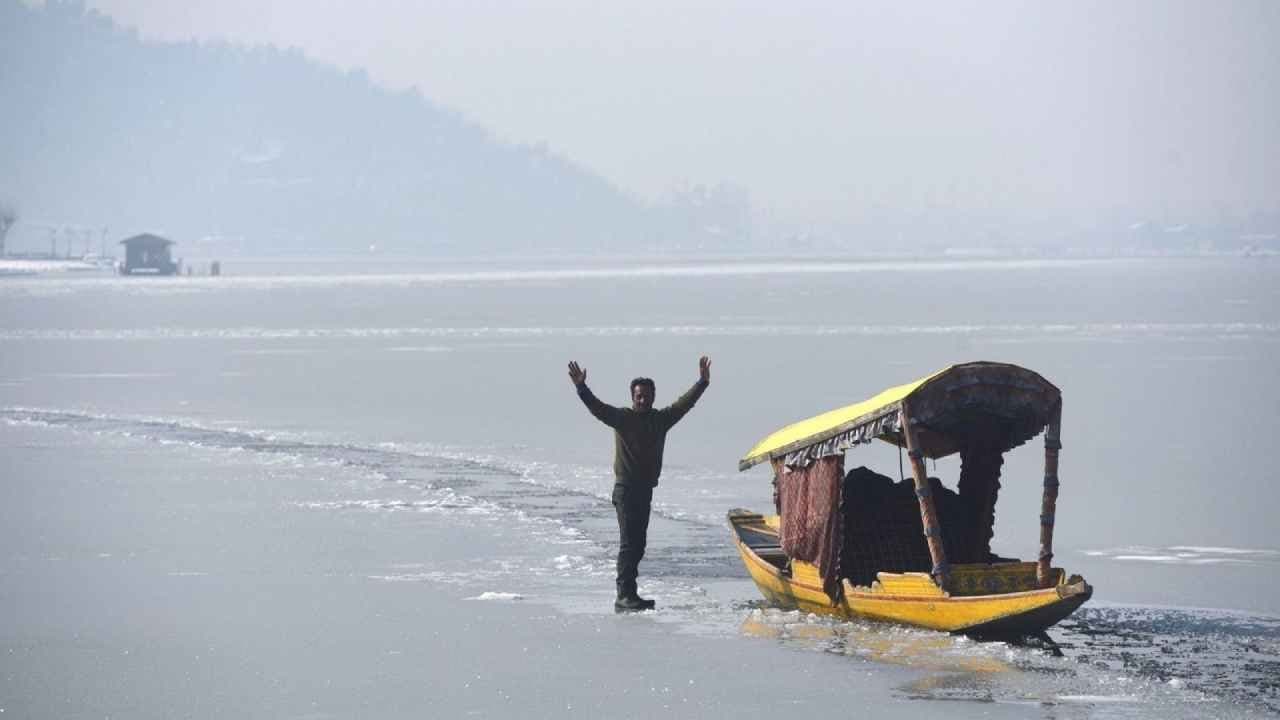 Dal Lake: Brutal cold wave has frozen Kashmir and Ladakh 