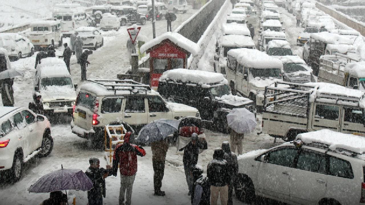 Heavy Snowfall In Himachal Pradesh 683 Roads Blocked Huge Traffic Disruption 