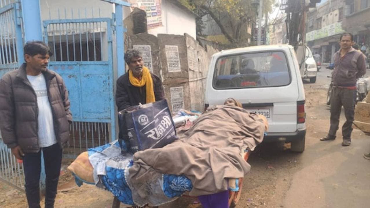 No Ambulance Elderly Man Carries Wife On Cart In Madhya Pradesh