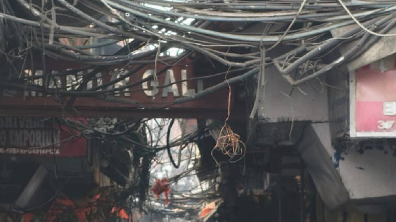 Huge Fire Breaks Out in Building in Mallik Bazar Howrah 