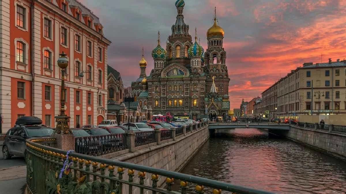 How much is 100 Indian Rupee worth in Russia