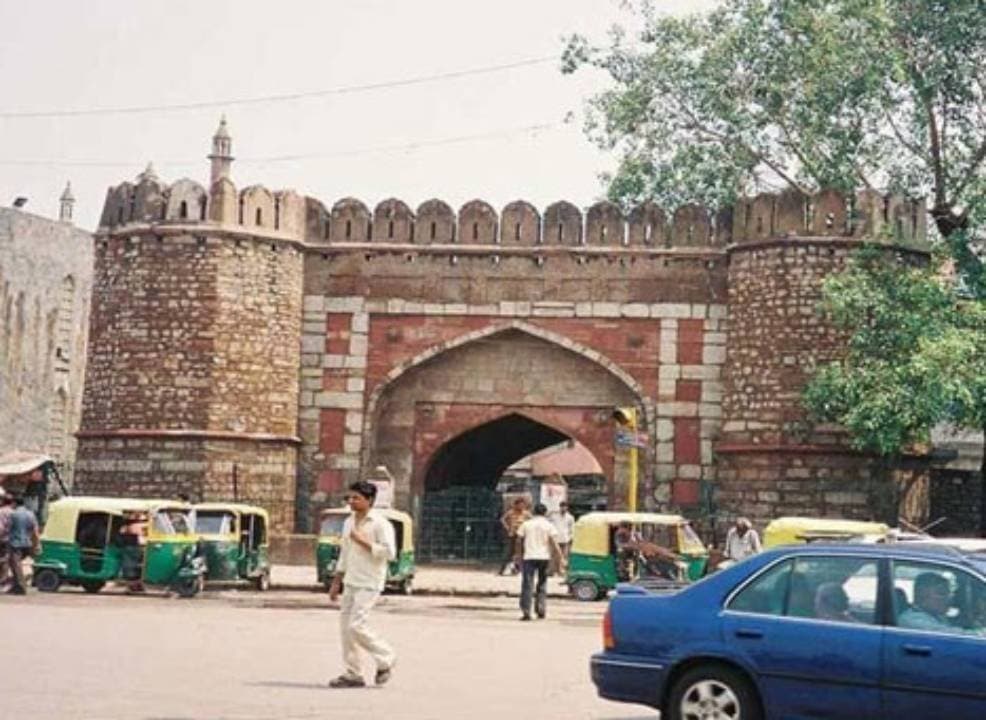 Clashes Erupt Over Demolition Near Delhi Mosque Five Cops Injured 