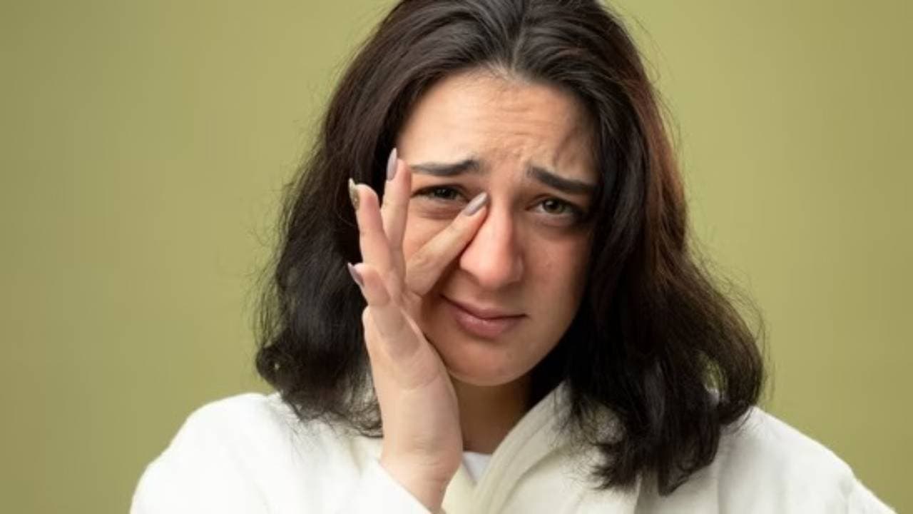 Puffy eyes could be the first sign of thyroid trouble 