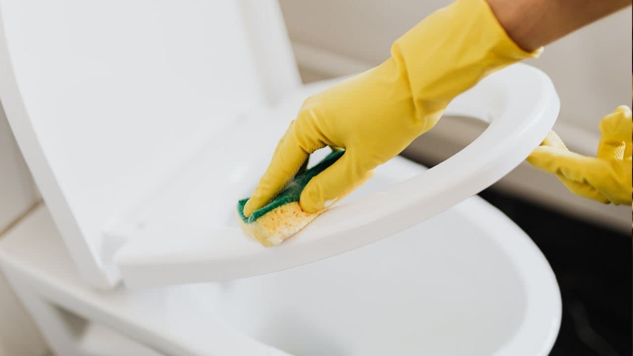 Bathroom cleaning tips make a cleaner with home ingredients