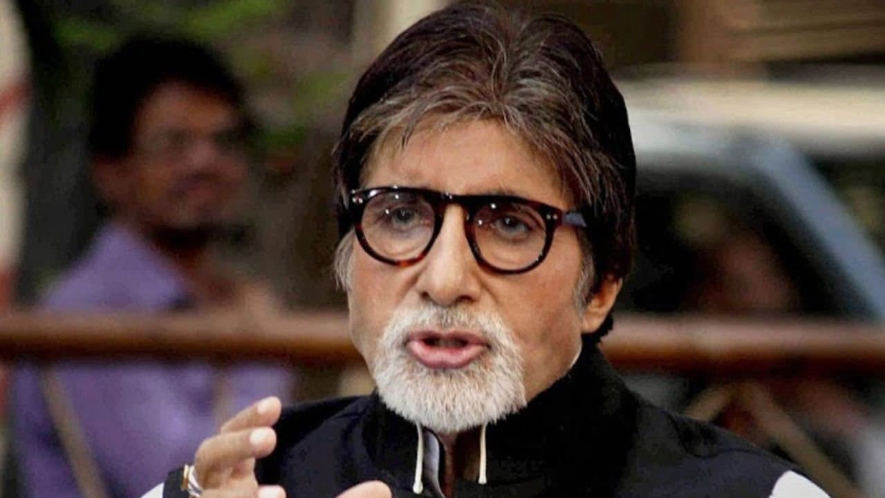 Amitabh Bachchan gets mobbed in Surat as he arrives for ISPL season 3