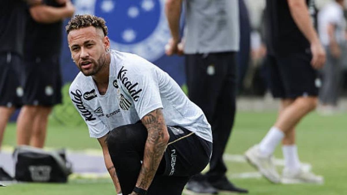 Brazilian star Neymar renews his contract with Santos FC