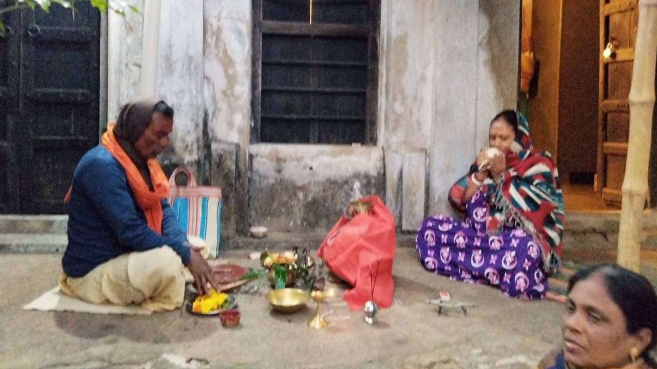 Where fox alerts the end of puja