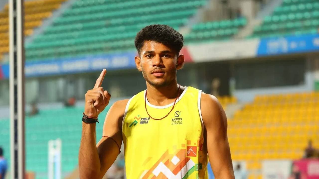 Indias top pole-vaulter thrown off train by TTE