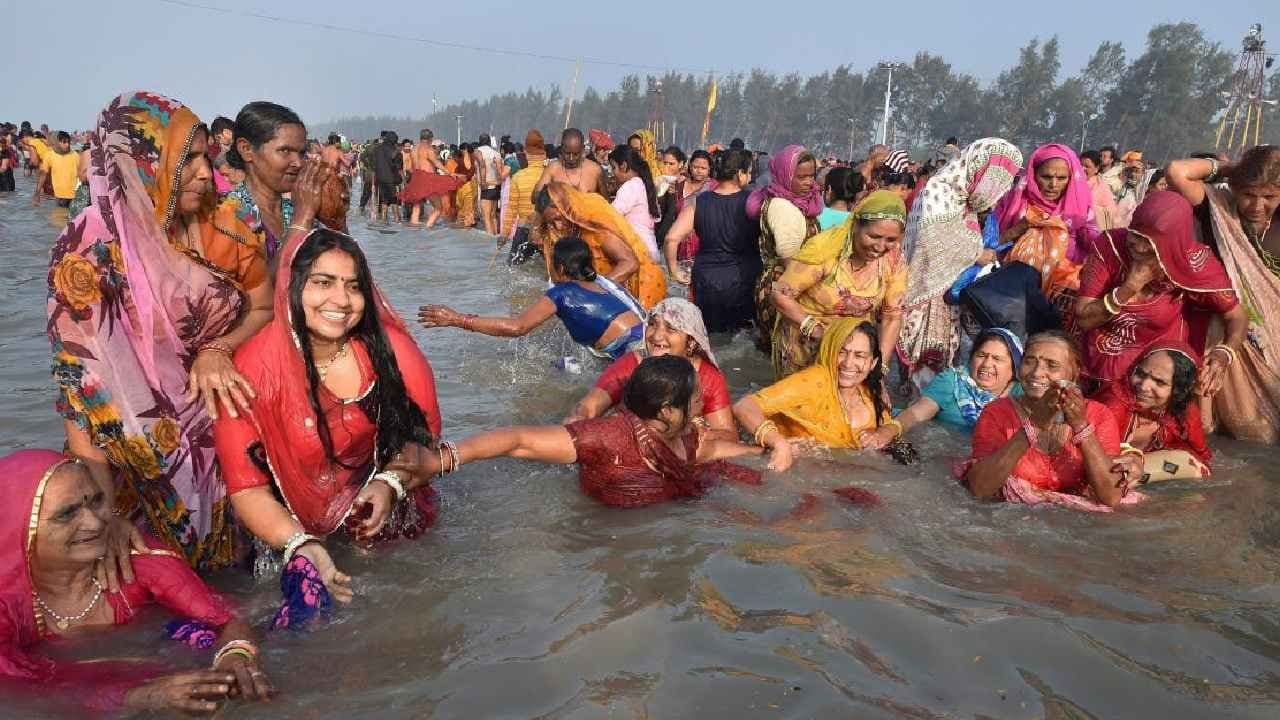 Makar Sankranti: Ignoring the bitter cold the holy dip continues in the Ganges