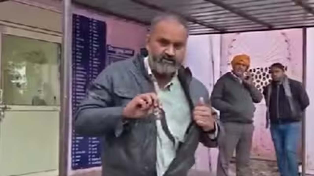 After snake bite Mathura man reaches hospital with snake in his pocket incident has caused a stir in Mathura watch video