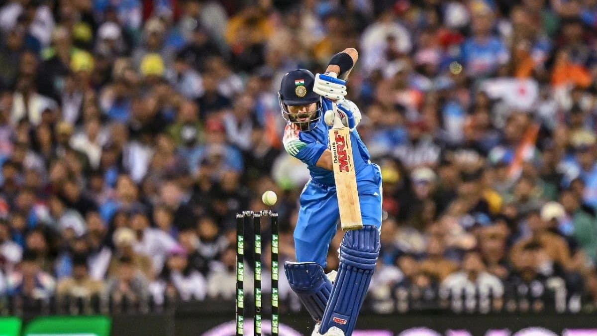 Virat Kohli was met by a massive crowd of supporters as he reached Vadodara airport for New Zealand series 