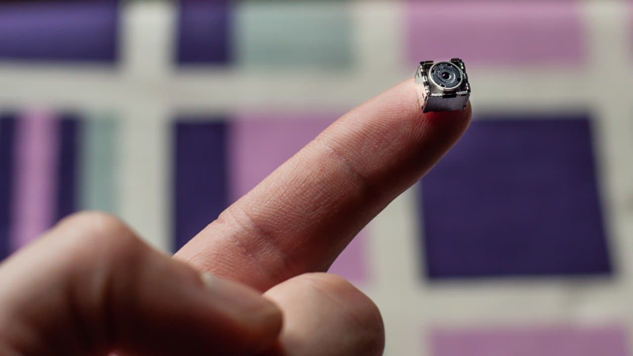 How to find hidden camera in hotel rooms