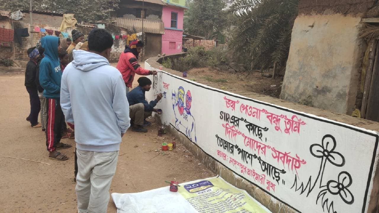 Graffiti indicating election is knocking the door 
