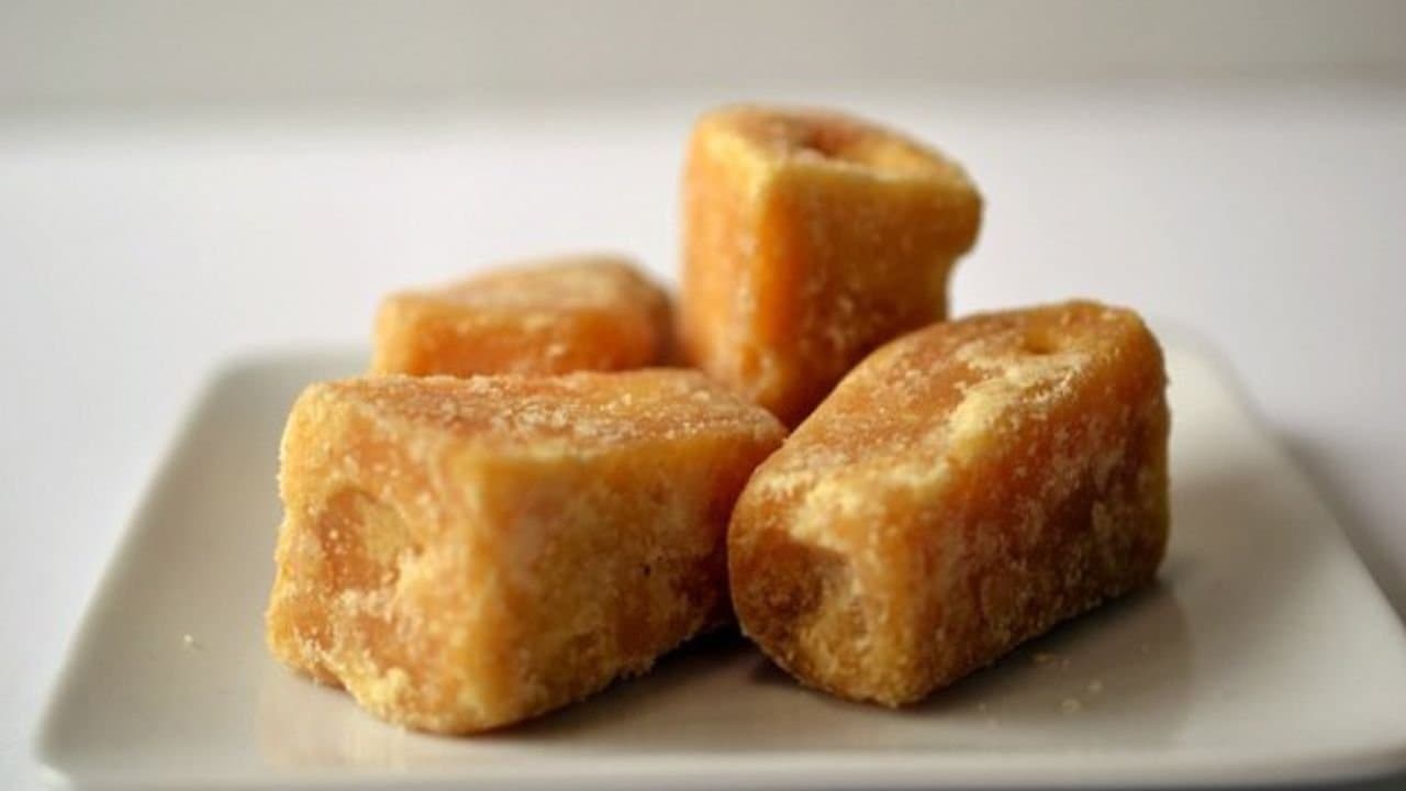 How to identify fake jaggery