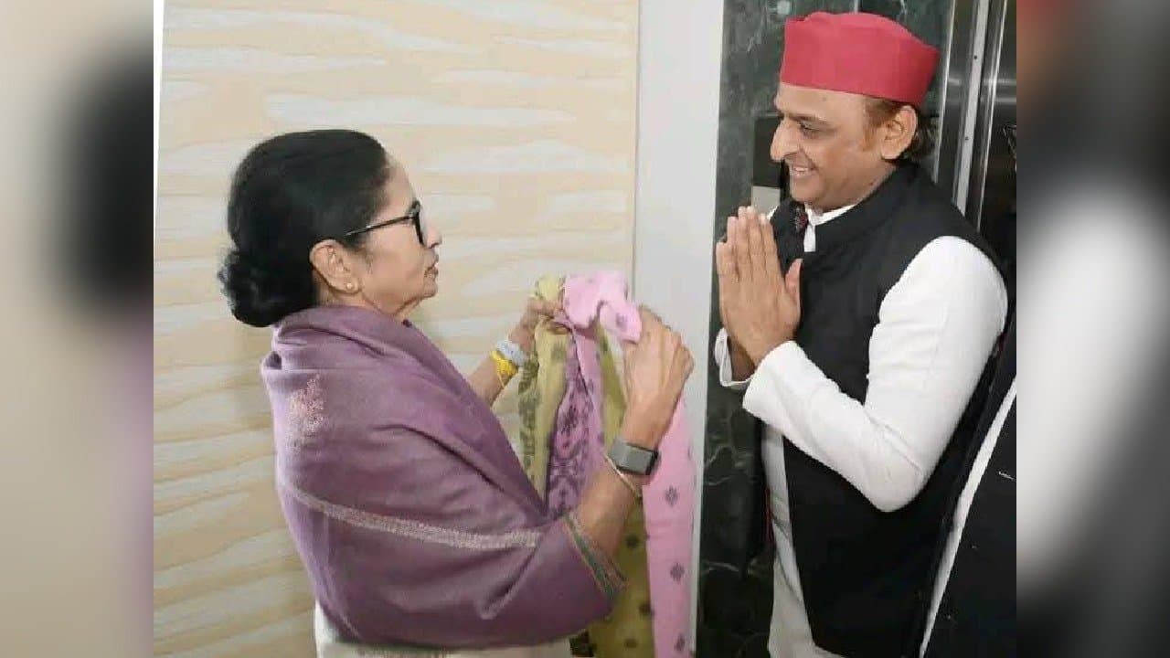 akhilesh-yadav meets with mamata-banerjee at nabanna