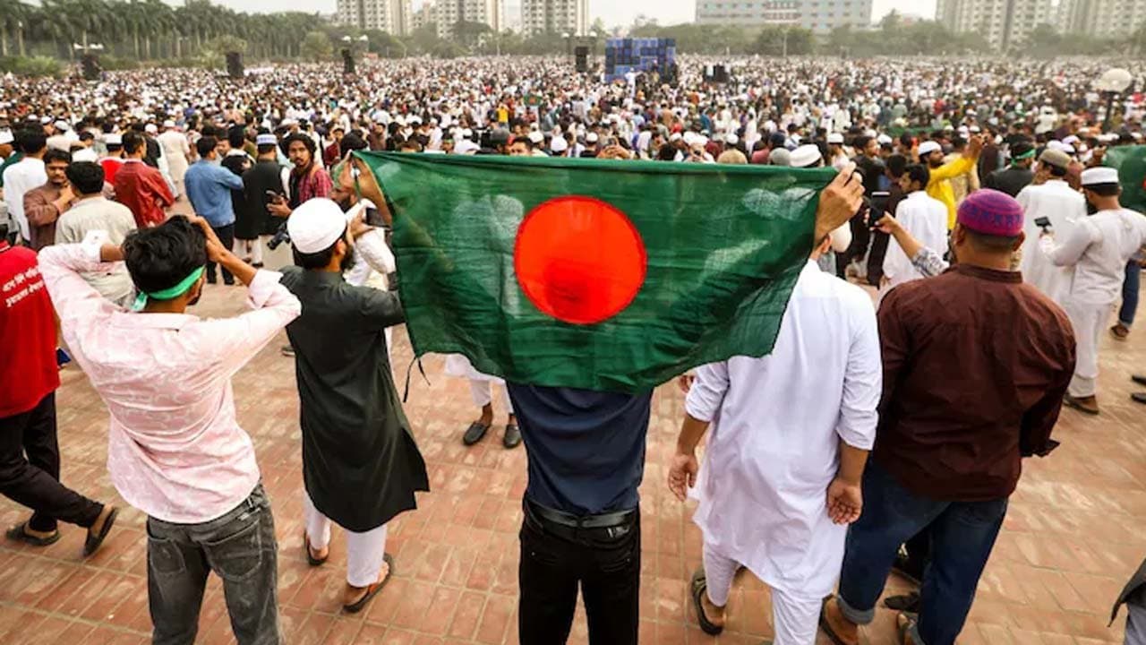 Hindu man Khokon Das injured after being attacked by mob set on fire in Bangladesh Shariatpur district 