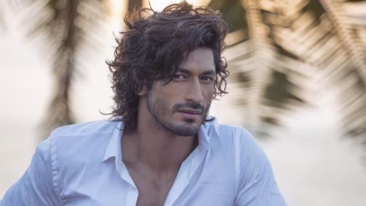 Vidyut Jammwal Shocks Fans As He Goes Naked While Climbing Tree