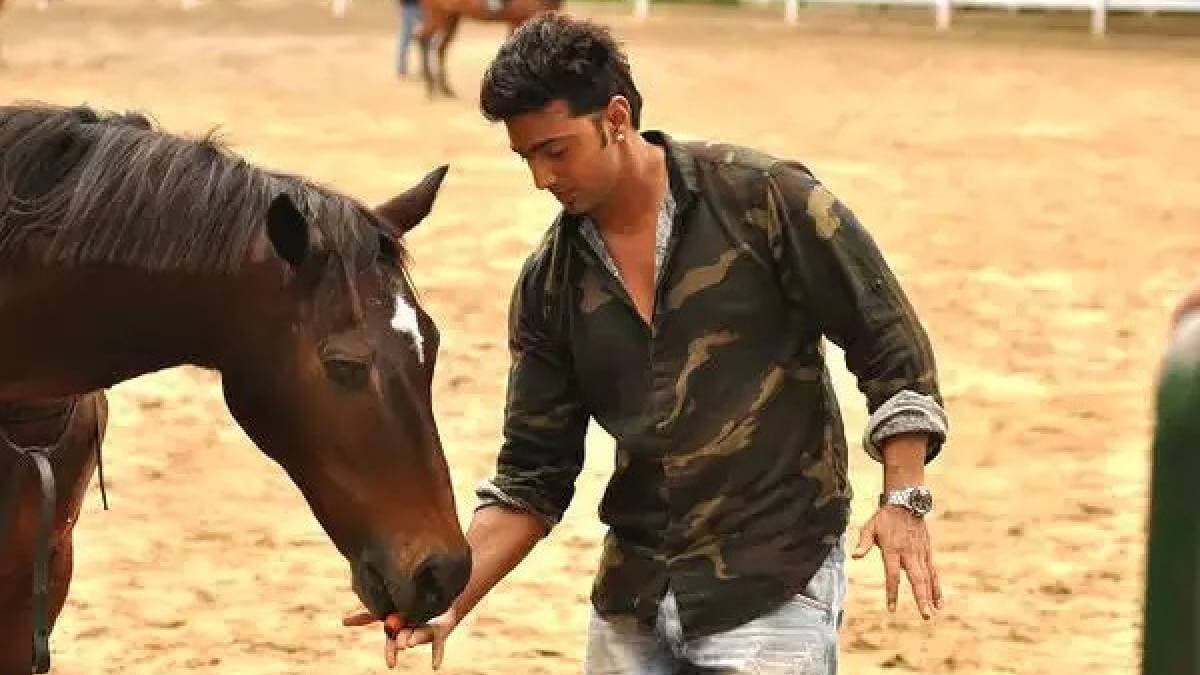 Dev learing horse riding and preparing himself for Raghu Dakat movie