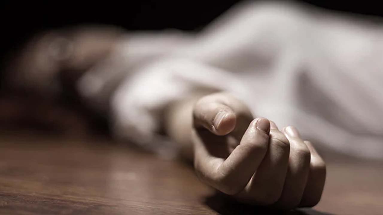 In Ranaghat an elderly man has hacked his daughter-in-law and her mother to death while they were asleep