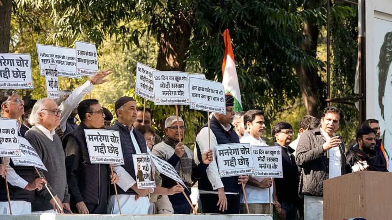 Congress protest in delhi for REGA scheme