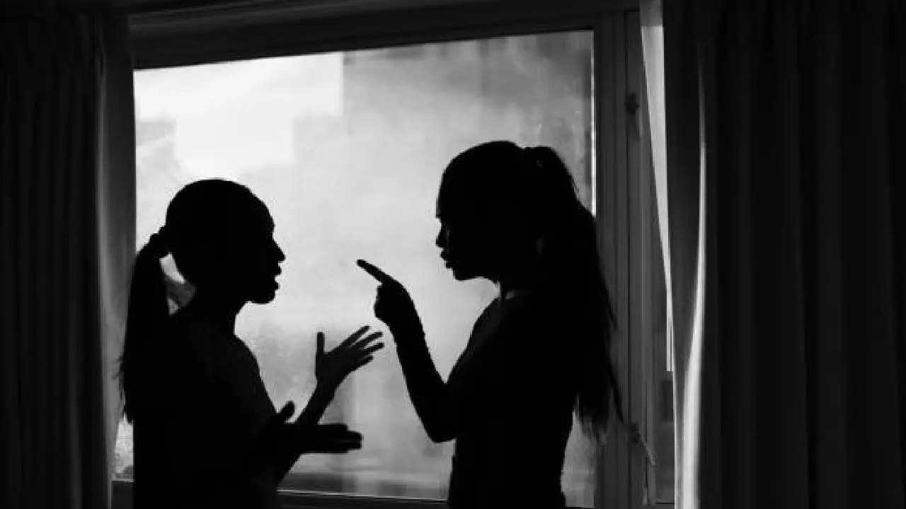 Janhvi Kapoor and Shanaya Kapoor in a cold war rumours spread on social media 