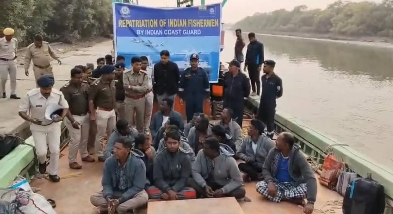 Return of Indian fishermen from Bangladesh Jail 