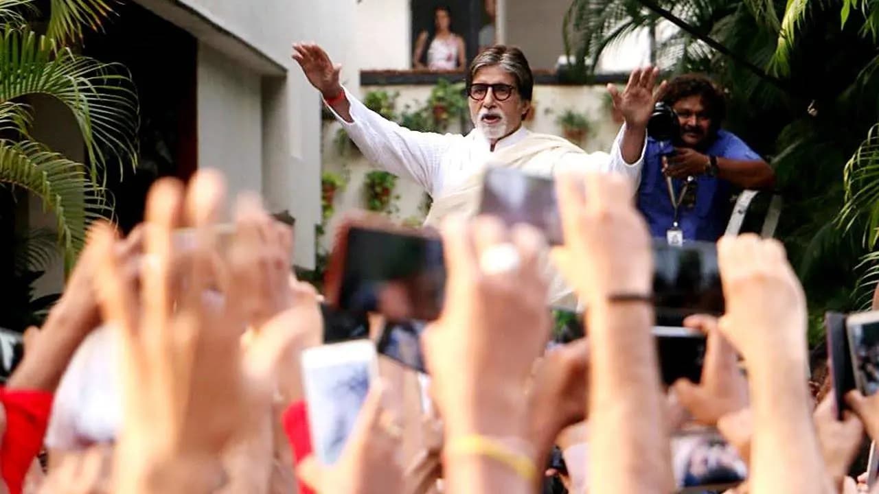 Amitabh Bachchan greeting people infront of his house Jalsha