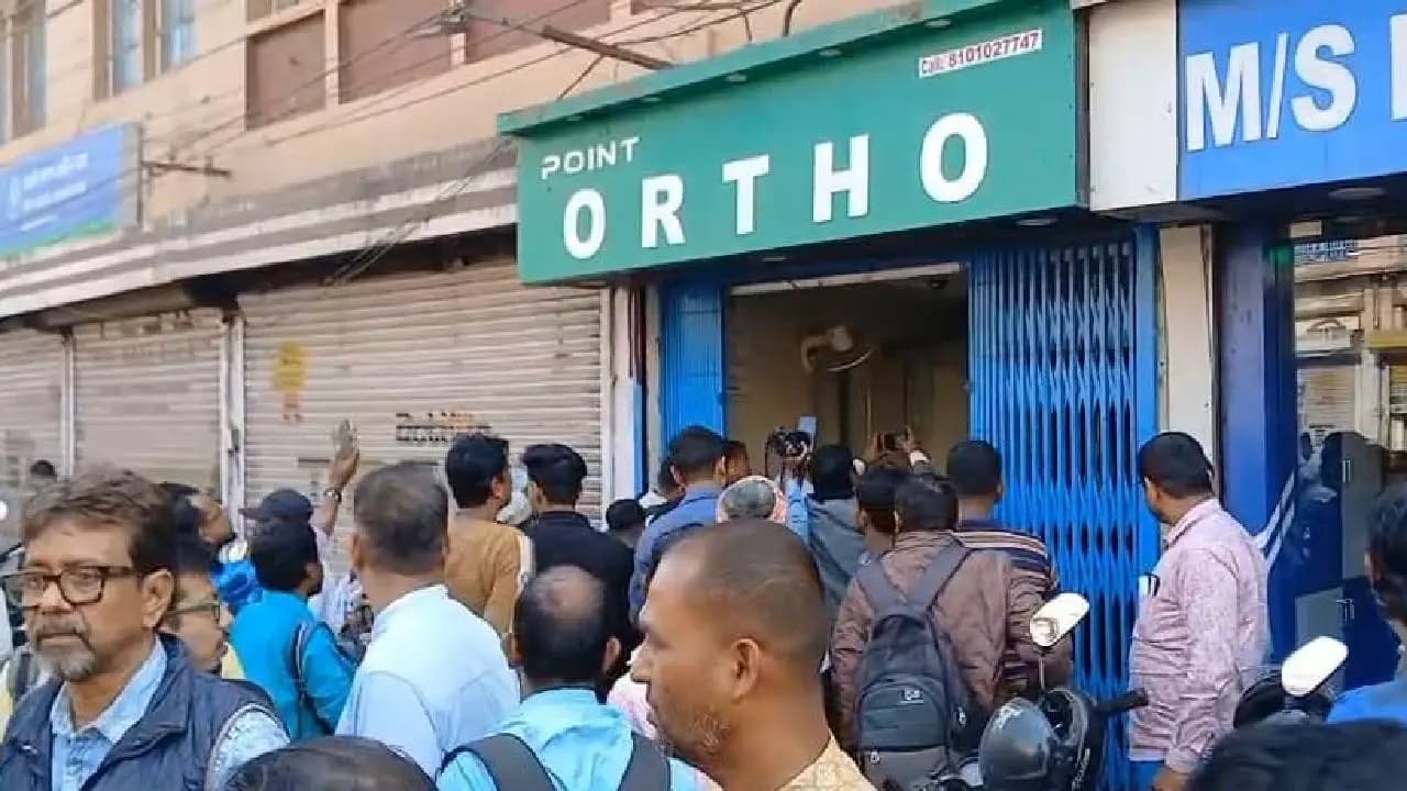 Patient party exterminated a doctor inside his chamber. 