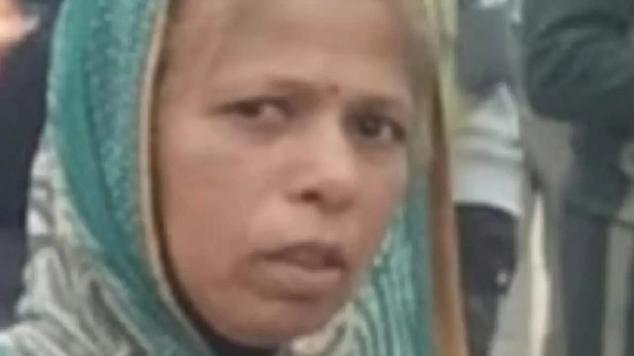 Anganwadi Worker Uses Her Body To Save Children From Bees She Dies In Brave Rescue in Madhya Pradesh