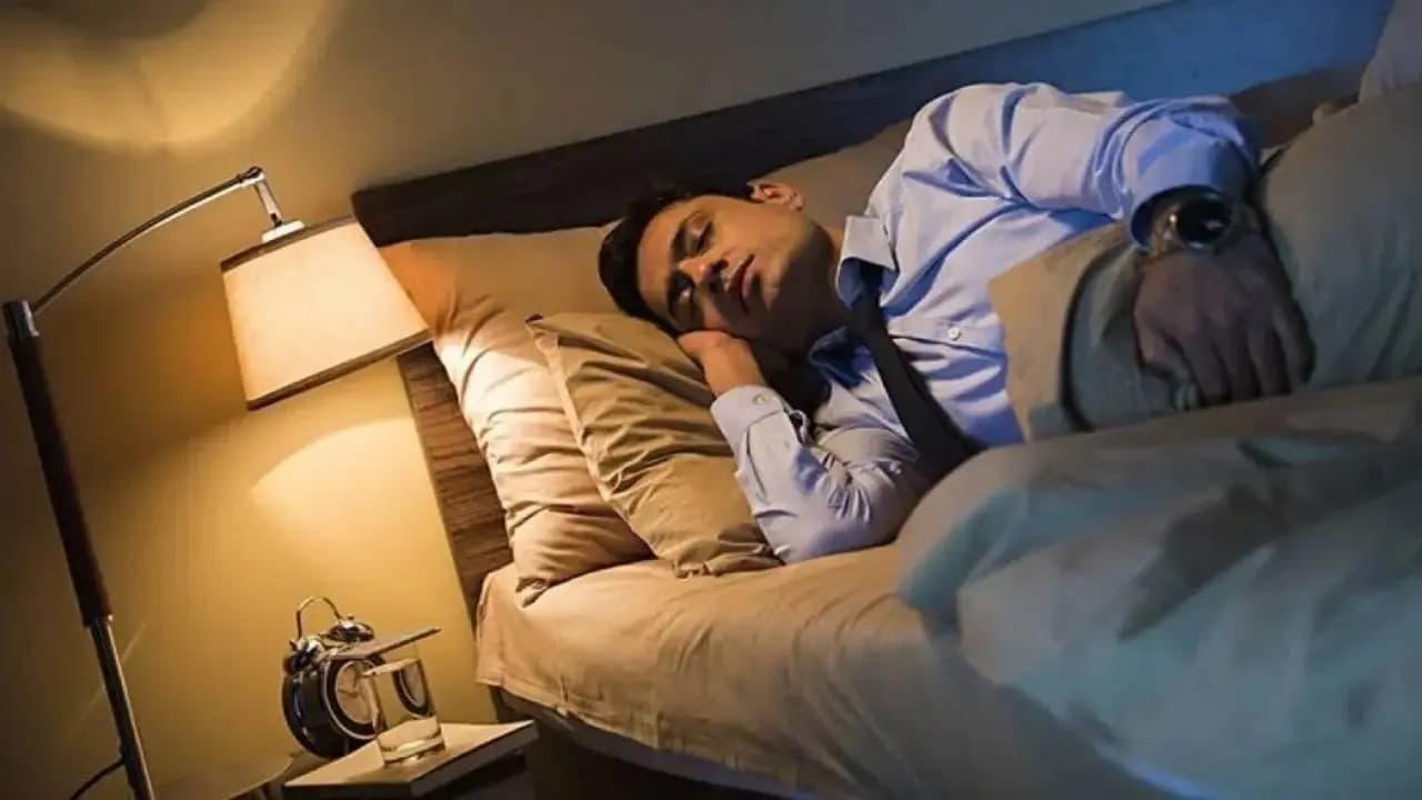 Sleeping with lights on health risks