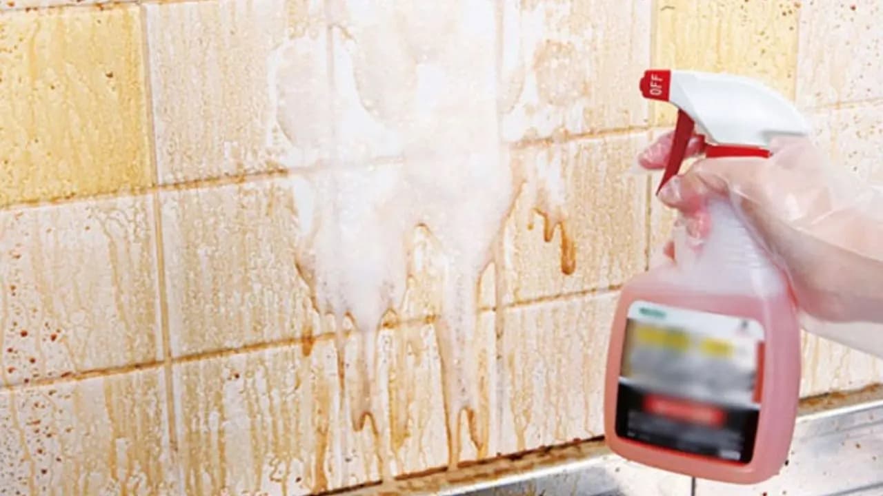 Kitchen cleaning tips use this technique to remove oil stains