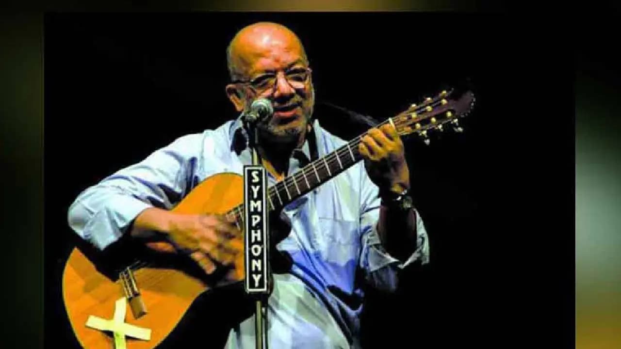 Kabir Suman Stops on Park Street to Listen to a Street Singer