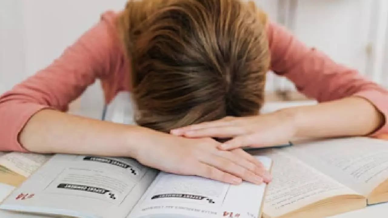 Drunk Father Burns Daughters Schoolbooks Police Buy Her A New Set