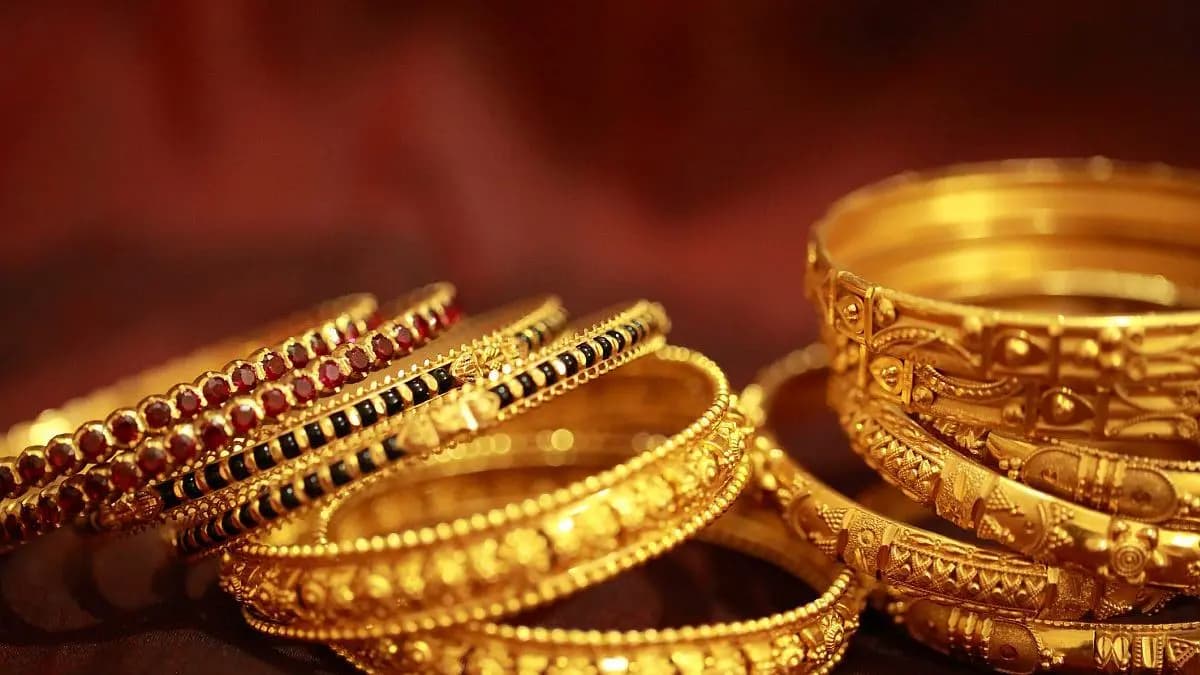 10g gold price just at 118800 here big gold-rates update check 18 22 and 24 carat gold-rate in kolkata 12 february 